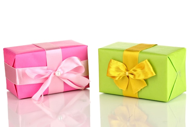 Bunte rosa und grüne Geschenke isoliert auf weißer Oberfläche