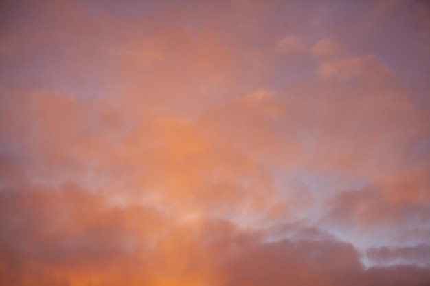 Bunte rosa Wolken am Himmel bei Sonnenaufgang oder Sonnenuntergang