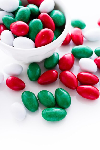 Bunte rote, grüne und weiße Bonbons auf weißem Hintergrund.