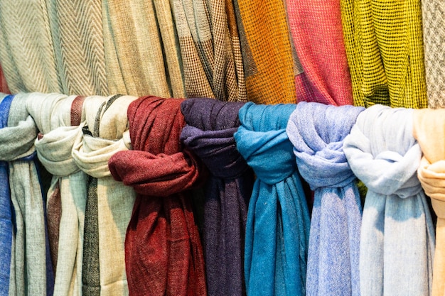 Bunte Schals auf dem Kleidermarkt