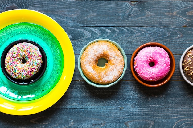 Bunte Schaumgummiringfrühstückszusammensetzung mit verschiedenen Farbarten