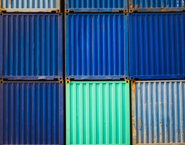 Bunte Seecontainer, die Schicht stapeln