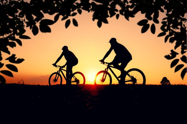 bunte Silhouetten von Radfahrern und Fahrrädern auf dem dunklen Hintergrund von Sonnenuntergängen