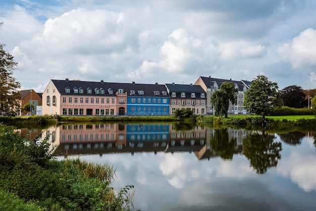 Bunte skandinavische Häuser in der Nähe von Kopenhagen