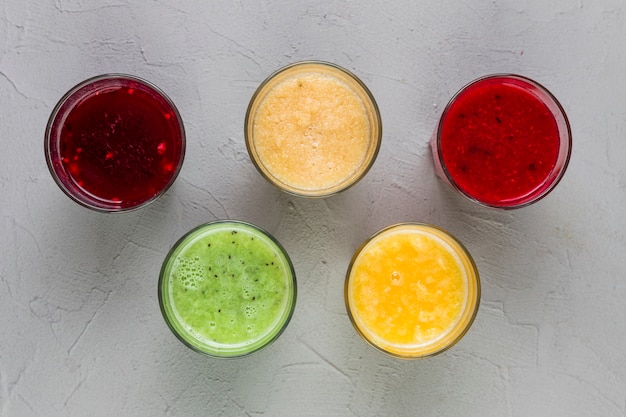 Foto bunte smoothiegläser der draufsicht