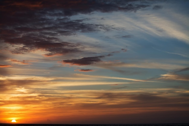 Bunte Sonnenuntergang über dem Meer