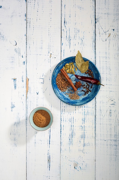 Bunte specials auf dem tisch. indisches garam masala pulver und seine zutaten bunte gewürze.