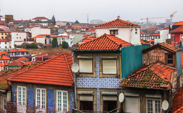 Bunte Stadtstraße in Porto Portugal Europäische Stadtarchitektur