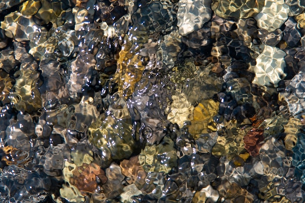 Bunte Steine im Wasser am Meeresgrund Hintergrund Natur