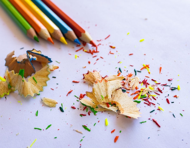 Foto bunte stifte auf weißem hintergrund