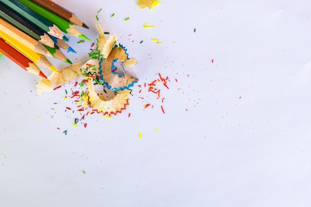 Foto bunte stifte auf weißem papier