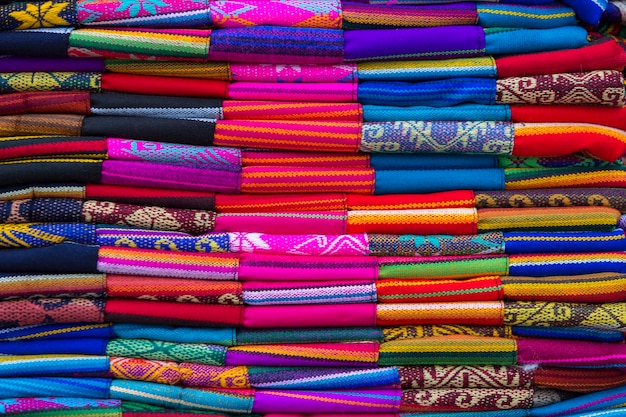 Bunte Stoffe auf dem Markt von Otavalo in Ecuador