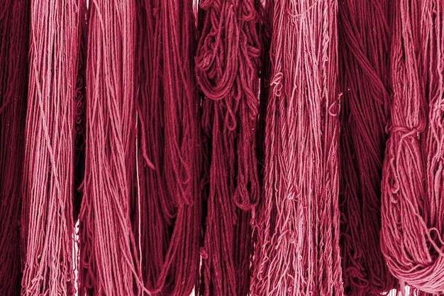 Bunte Stränge aus Seidenfäden zur Herstellung traditioneller türkischer Teppiche. Neue 2023 angesagte PANTONE