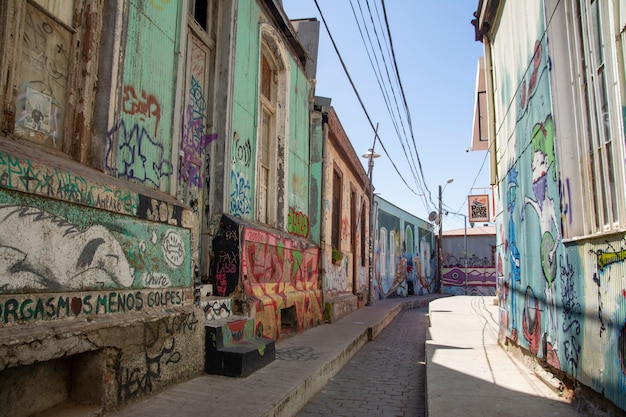 Bunte Straße mit Graffiti in Chile