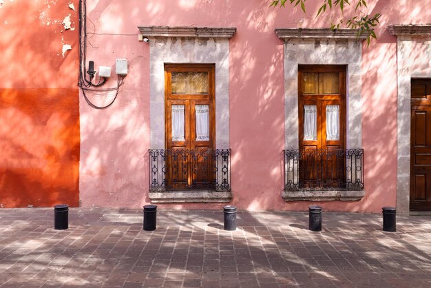 Bunte Straßen Mexikos und Kolonialhäuser im historischen Stadtzentrum von Morelia