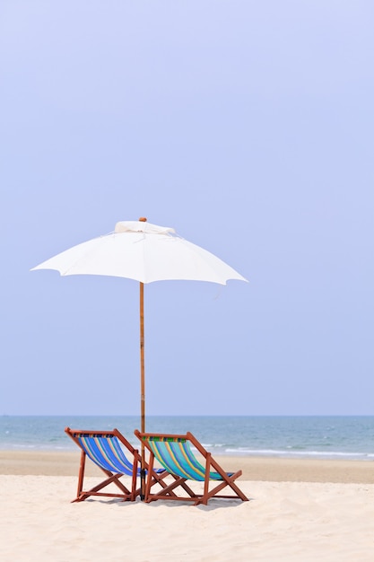 Bunte Stühle am tropischen Strand