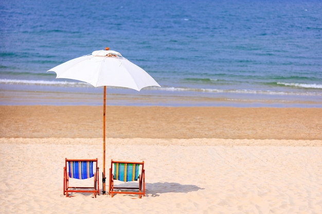 Bunte Stühle am tropischen Strand