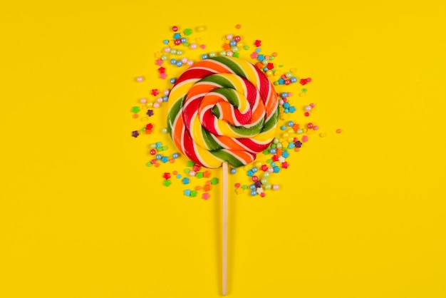 Bunte Süßigkeiten auf gelbem Hintergrund Lollipop Draufsicht Kopieren Sie Platz