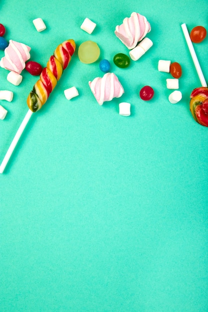 Foto bunte süßigkeiten auf pastelltürkis.