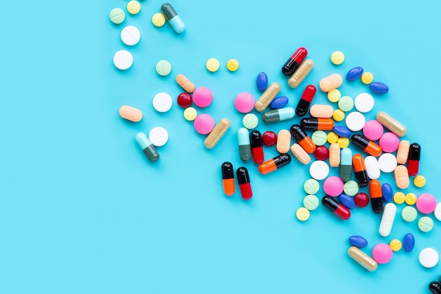 Bunte Tabletten mit Kapseln und Pillen auf Blau
