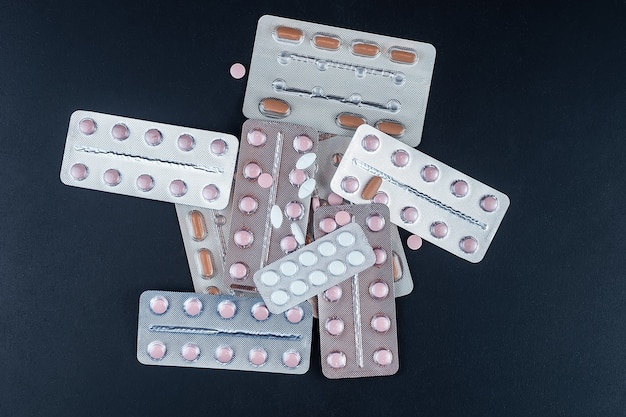 Bunte Tabletten und Kapseltabletten in Blisterverpackung, Pharmaindustrie Konzept