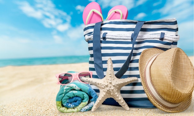 Bunte Tasche am Sommerstrand, Reisekonzept