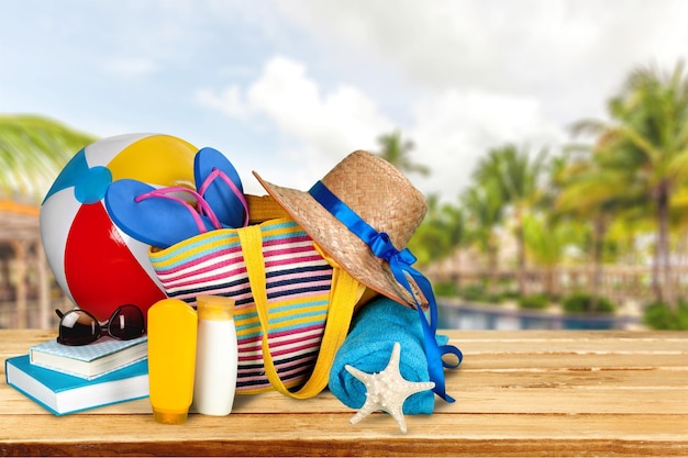 Bunte Tasche am Sommerstrand, Reisekonzept