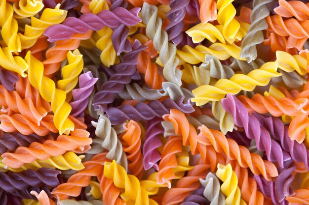 Bunte Teigwaren Fusilli mit Spinat, Paprika, roten Rüben, Karotten, Traubenkerntabelle.