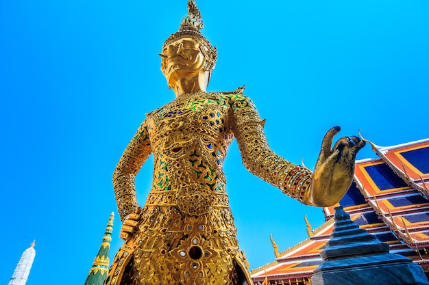 Foto bunte tempelwächterstatue