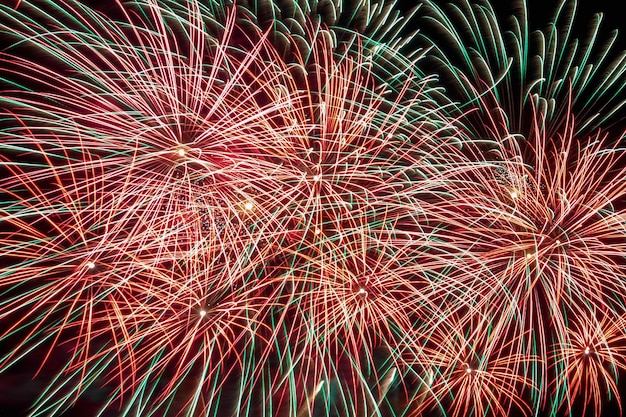 Bunte Textur von bunten Feuerwerken am Himmel