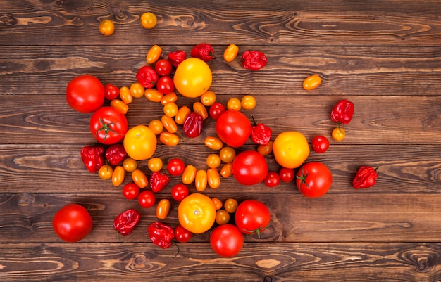 Bunte Tomate auf Holztisch, Draufsicht