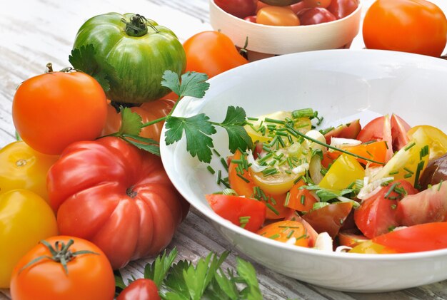 Bunte Tomaten und Salat in einer Tafel