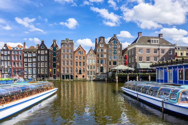 Bunte traditionelle Altbauten am Sonnenscheintag in Amsterdam