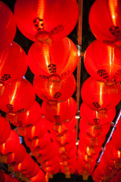 Foto bunte traditionelle chinesische laternen in der nacht