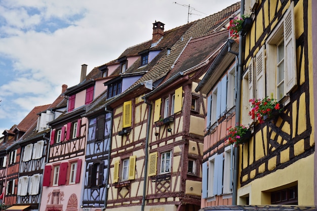 Foto bunte traditionelle französische häuser in der historischen stadt colmar, auch bekannt als little venice. elsass, frankreich.