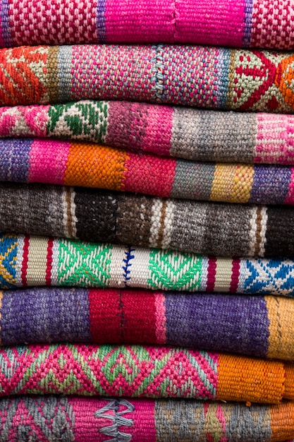 Bunte traditionelle peruanische Gewebe auf dem Markt