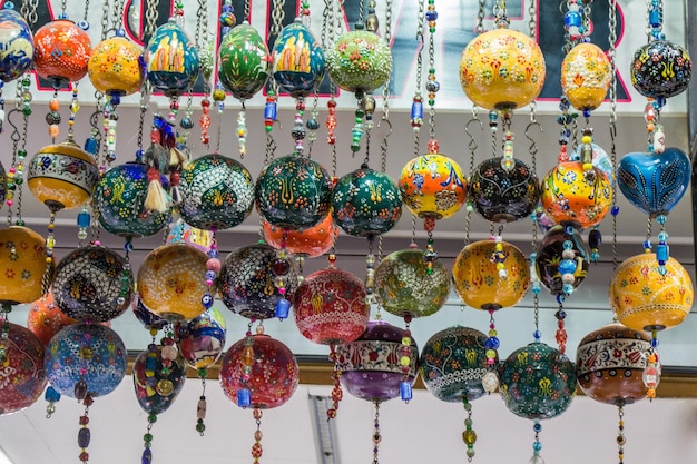 Bunte türkische Keramikkugeln als Souvenirs