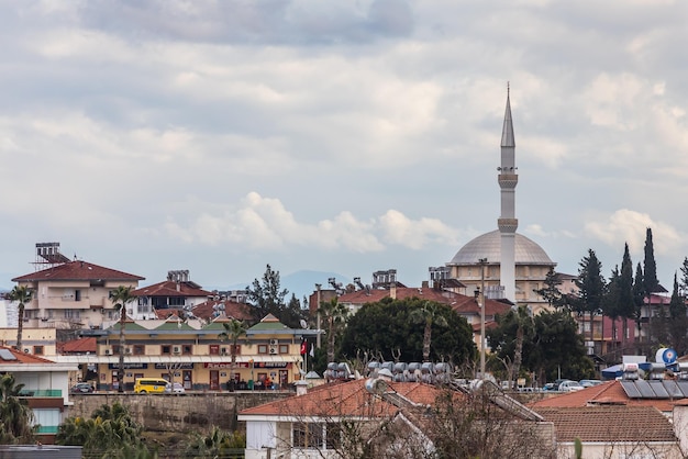 Bunte türkische Straßen mit niedrigen Häusern, Fässern mit heißem Wasser auf dem Dach und Sonnenkollektoren, Stadtmoschee und Hotels