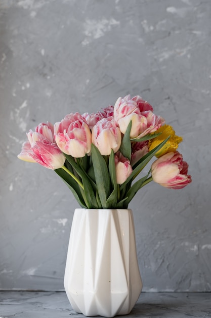 Bunte Tulpen in einer weißen Vase auf dem Tisch