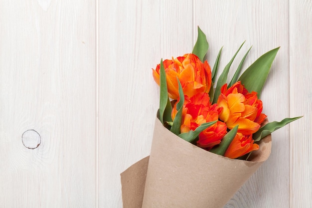 Bunte Tulpen über Holztisch