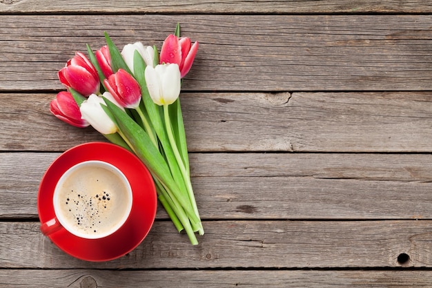 Bunte Tulpen und rote Kaffeetasse