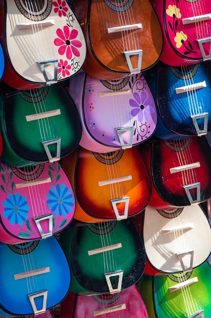 Bunte Ukulelen auf einem Markt