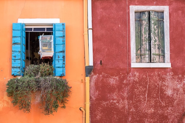 Bunte Wände und Fenster auf der Insel Burano Venedig