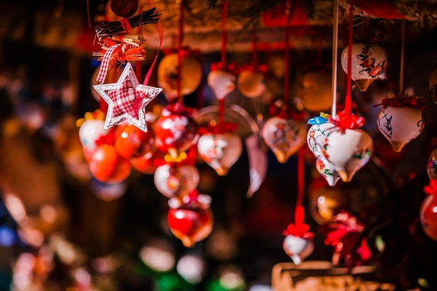 Bunte Weihnachtsdekorationen auf dem Weihnachtsmarkt Trentino Alto Adige Italien