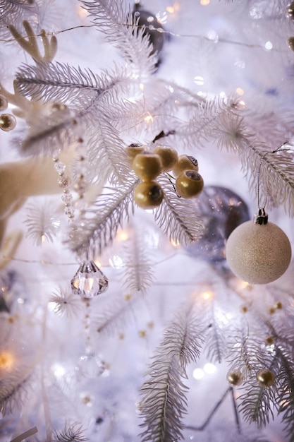 Bunte Weihnachtsdekorationen, die vom weißen Weihnachtsbaum hängen. weißer Weihnachtsbaum.