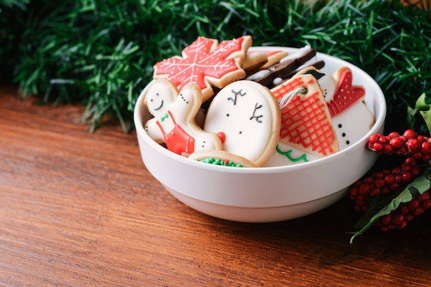 Bunte Weihnachtsplätzchen mit festlicher Dekoration