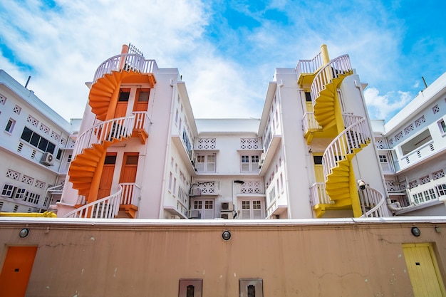 Bunte Wendeltreppe von Singapur-Wohnung