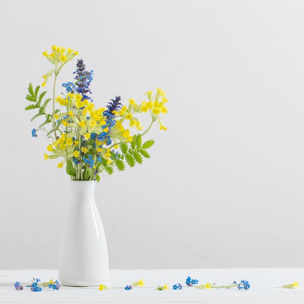 Bunte Wildblumen in der Vase