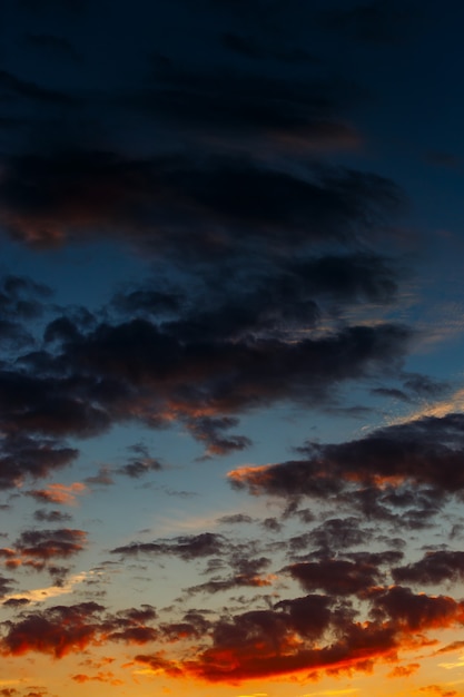 Bunte Wolken am Himmel bei Sonnenuntergang.