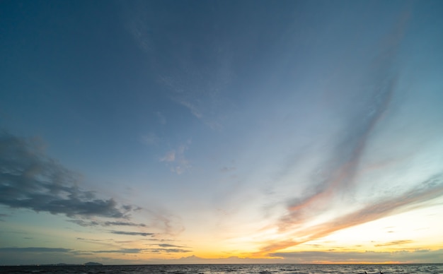 Bunte Wolken und blauer Himmel mit dem Sonnenuntergang